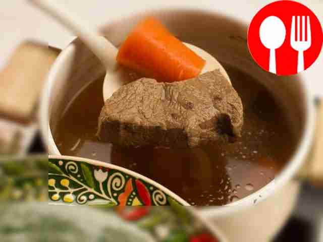 Достаньте овощи и говядину. Говядину нарежьте кубиками.