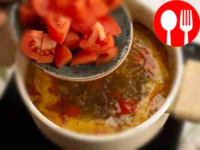 В готовый бульон положите картофель и варите...