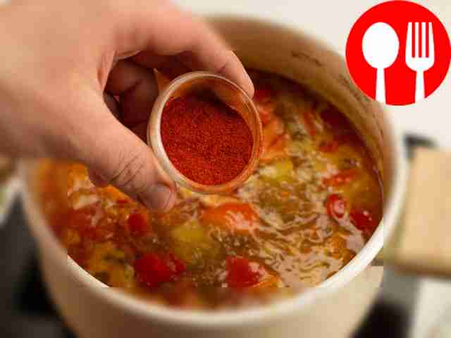 Приправьте суп солью, перцем и паприкой,...