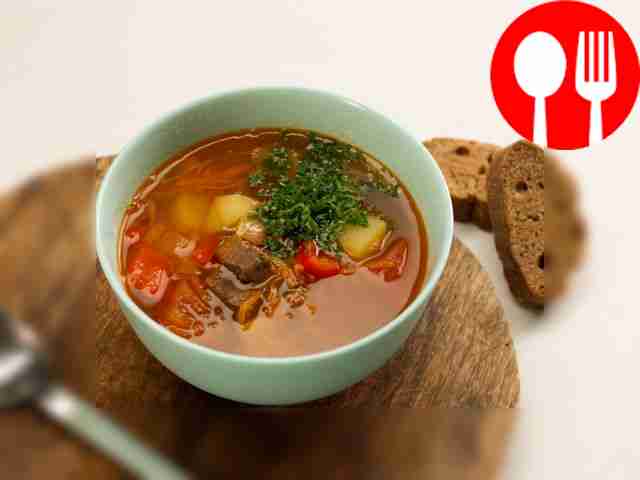 Разлейте суп по тарелкам, в каждую порцию...