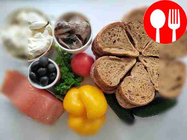 Cut off the crust of the bread from the side...