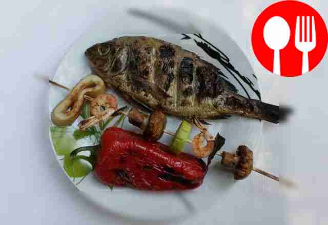 Вкусная рыба с морепродуктами на гриле