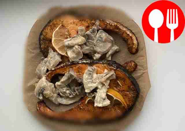 Стейки из семги со сливочно-грибным соусом