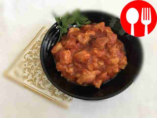 Классический гуляш с куриной грудкой и томатной пастой в мультиварке