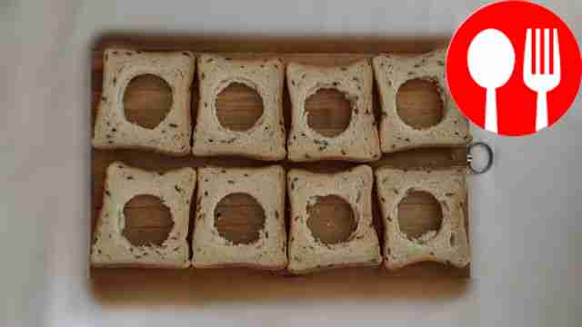 Cut out the core of the bread slices, 2 cm...