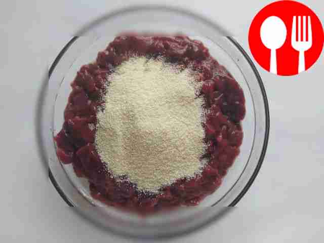 Возьмите печень и смешайте её с манной крупой...