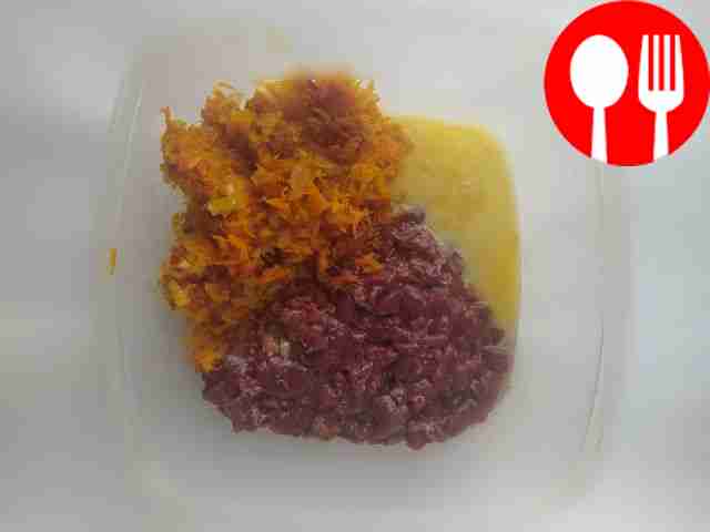 Выложите готовый лук и морковь к печени и...