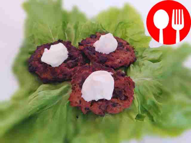 Оладьи слегка остудите, переложите на большую...