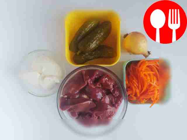 Тщательно промойте куриную печень. Очистите...