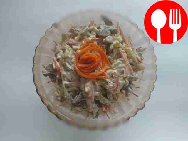 Перед подачей украсьте салат свежей зеленью...