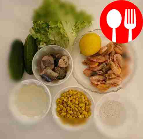 Промойте креветки холодной водой и варите их в...