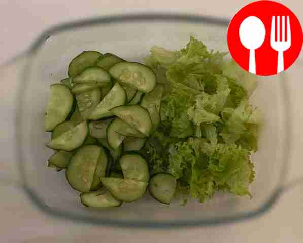 Очистите креветки от панциря, оставив только...