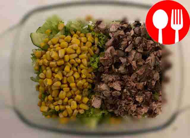 Разомните тунца вилкой и верните его обратно в...