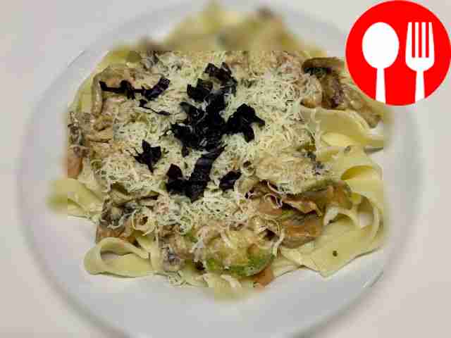 Fettuccine pasta with ham and vegetables