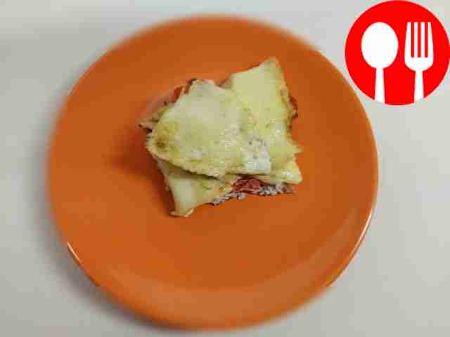 Spicy scrambled eggs with mozzarella