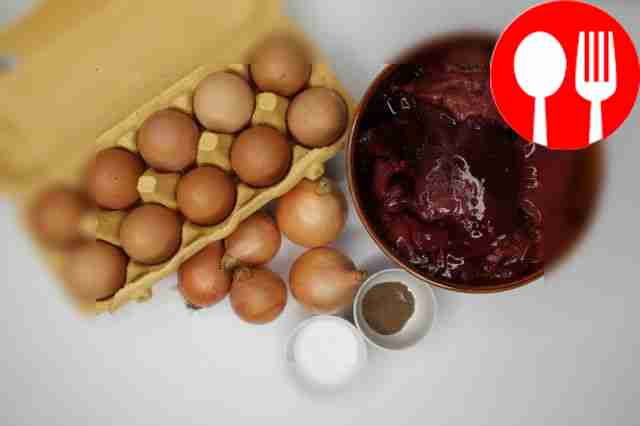 Хорошенько промойте печень холодной водой,...