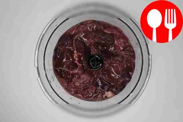 Поместите подготовленную печень в чашу...