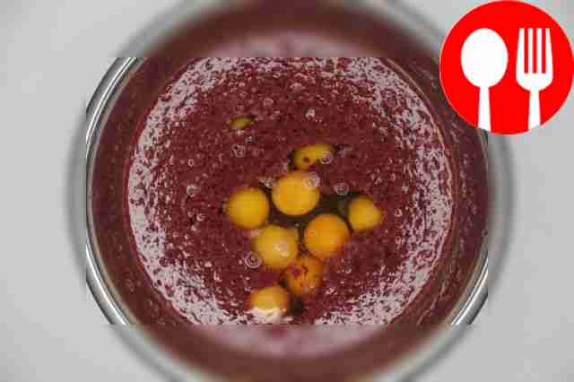 В миске смешайте печень, соль, перец, яйца и...