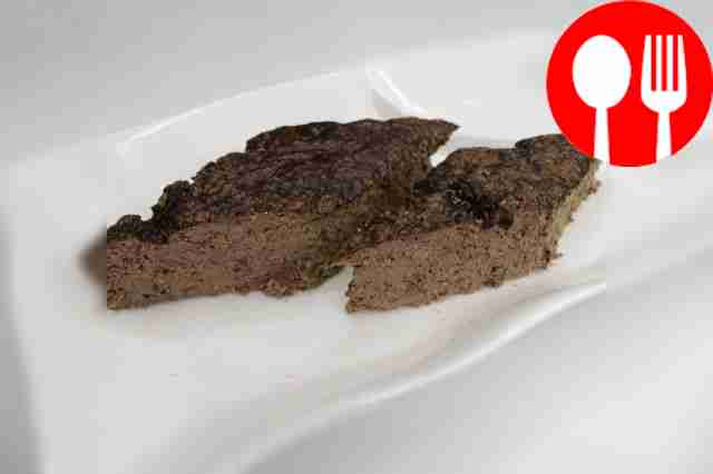 Подавайте запеканку из печени горячей или...