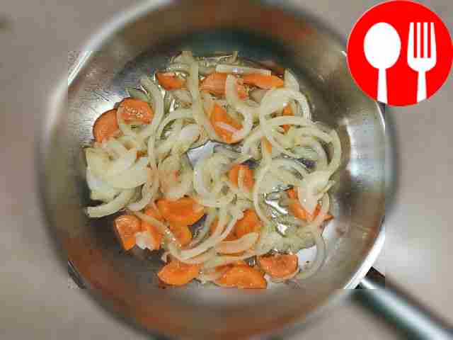 Лук и морковь очистите и нарежьте тонкими...