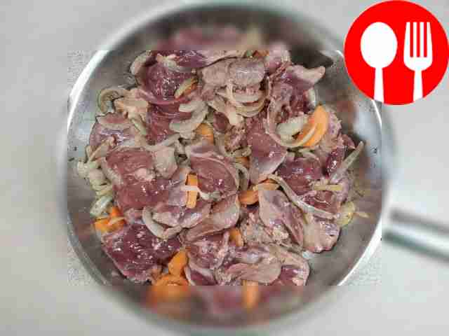 К куриной печени, предварительно очищенной,...