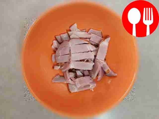 Нарежьте бекон ломтиками среднего размера...