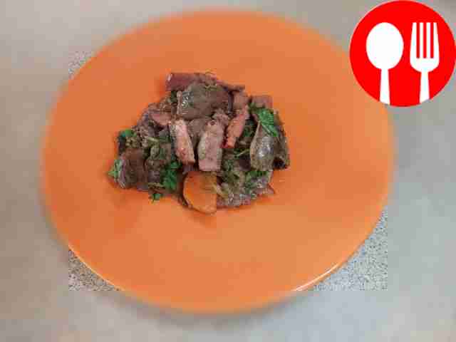 Подавайте куриную печень с беконом горячей как...