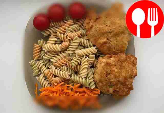 Chicken chops with colored pasta