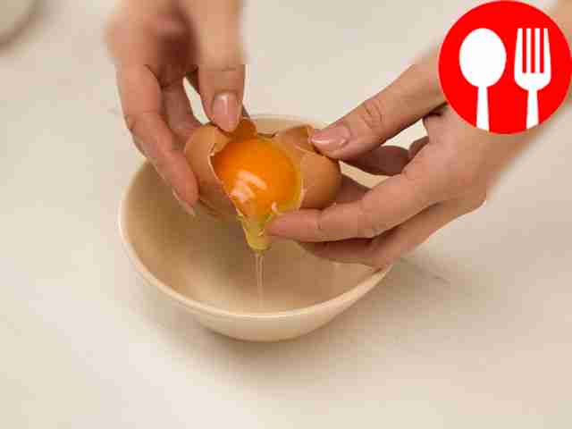 Подготовьте три отдельные миски: в первую...