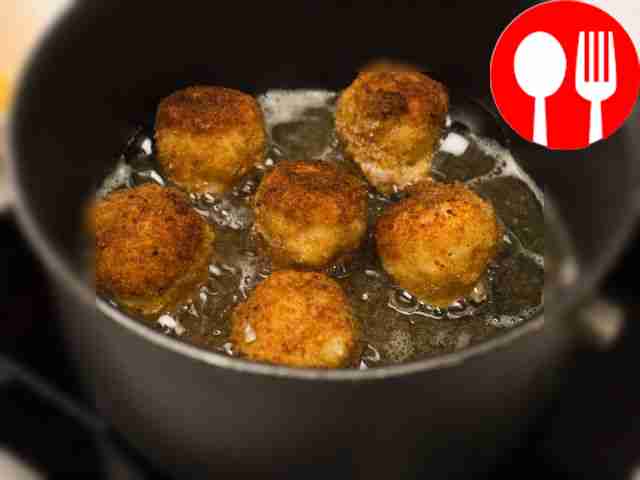 Скатайте из пюре небольшие шарики. Обваляйте...