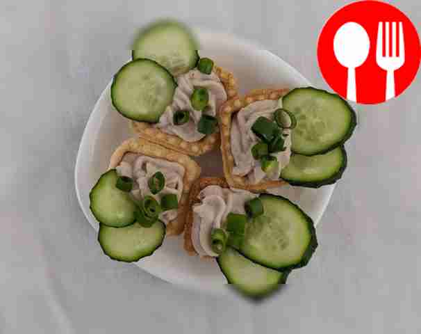Liver in tartlets with cucumbers