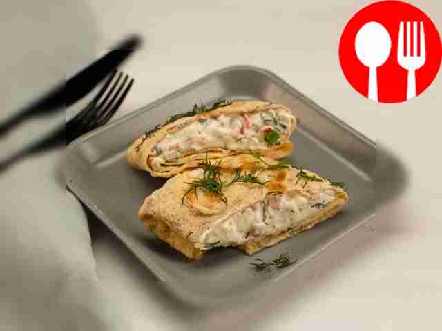 Яичные конвертики с сыром и крабовыми палочками