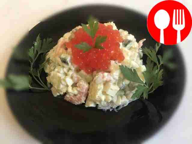 Салат с красной икрой, креветками и огурцами