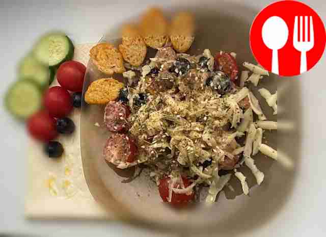 Salad with chicken breast, cherry tomatoes and croutons