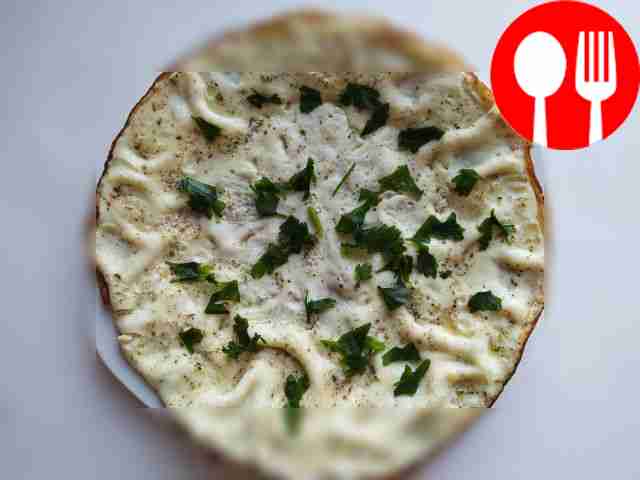 Классический омлет на завтрак с чесноком Classic breakfast omelette with garlic