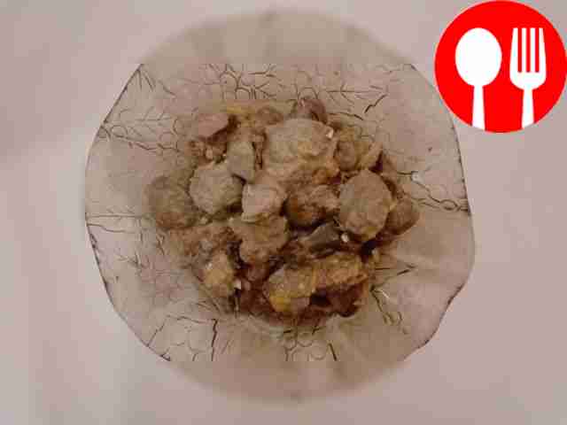 Homemade chicken liver with oranges in sour cream sauce