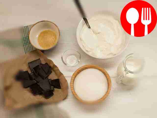 Залейте желатин холодным молоком и оставьте...