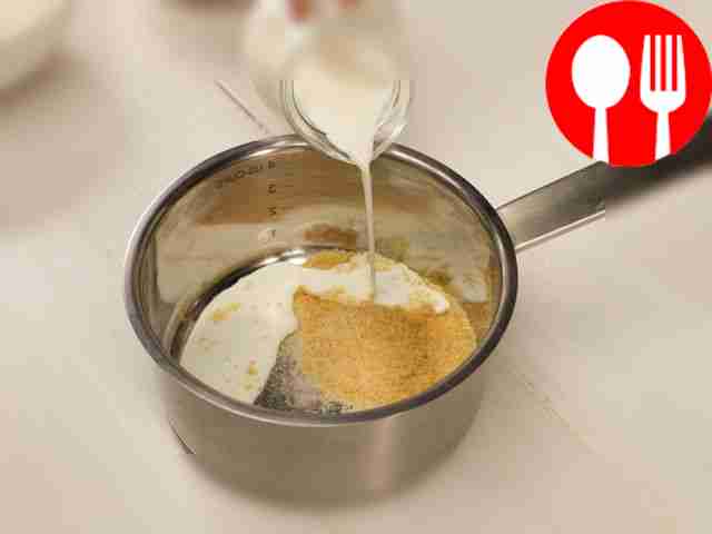 Поставьте ёмкость с молоком и желатином на...