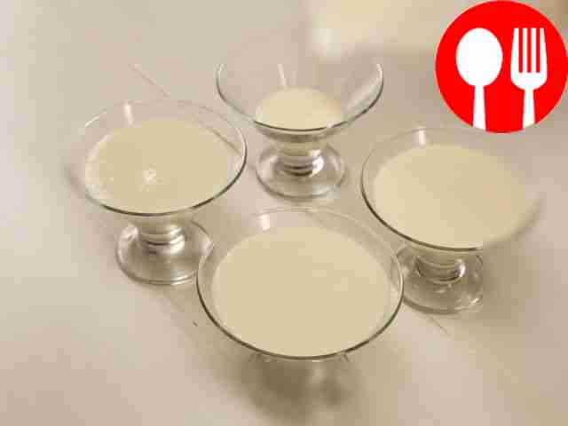 Влейте молочно‑желатиновую смесь в йогуртовую...