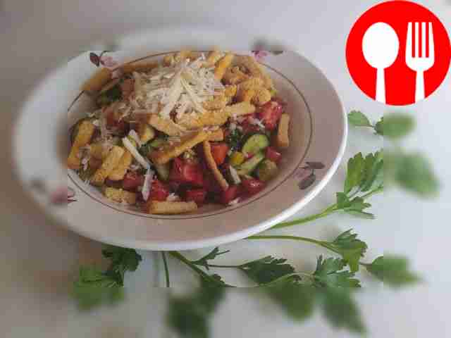 Овощной салат с болгарским перцем и сухариками