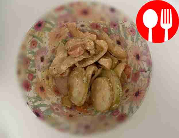 Cut the onion into rings, carrots and zucchini...