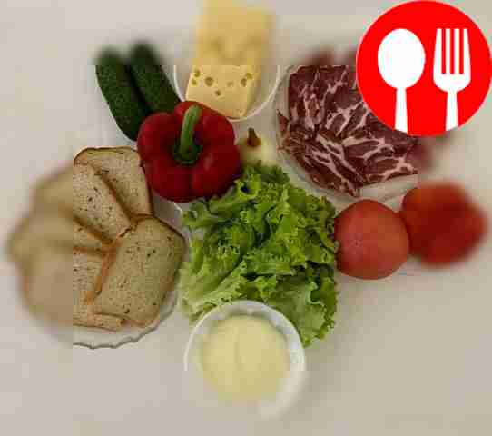 Промойте огурцы, помидоры и листья салата,...