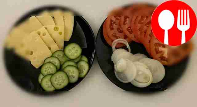 Обжарьте бекон на сковороде до получения...