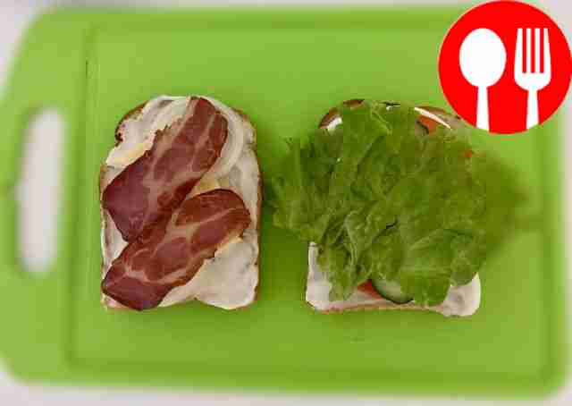 Смазывайте майонезом две ломтика хлеба. На...