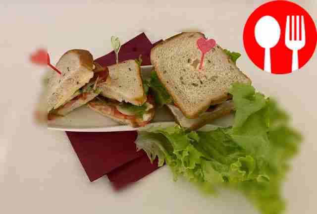 Сэндвичи с беконом, помидорами и огурцами