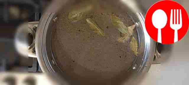 Возьмите кастрюлю и залейте её литром холодной...