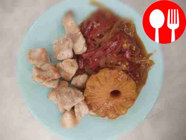 Sweet and sour fondue with pieces of rosy chicken