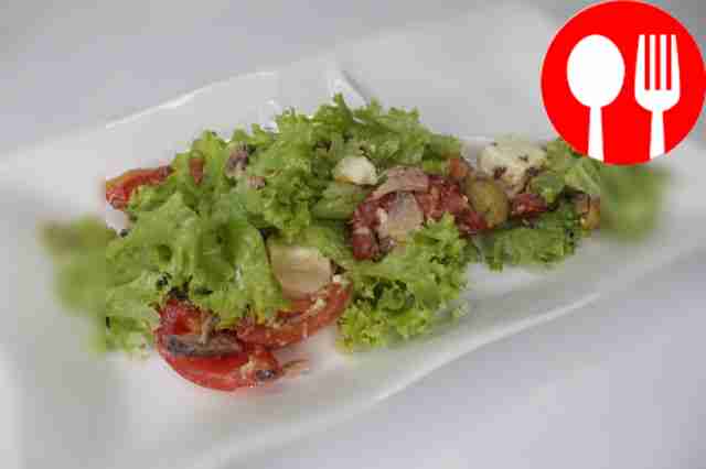 Quick salad of canned tuna and feta cheese