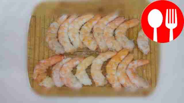 Очистите креветки, снимите панцирь и головы....