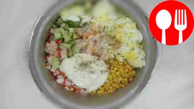 В чашу для салата выложите подготовленные...